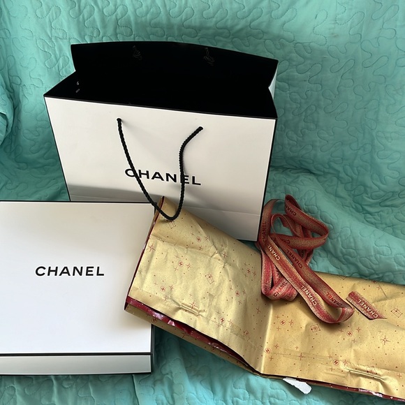 Coco Chanel gift box with wrap and ribbon - Picture 3 of 8